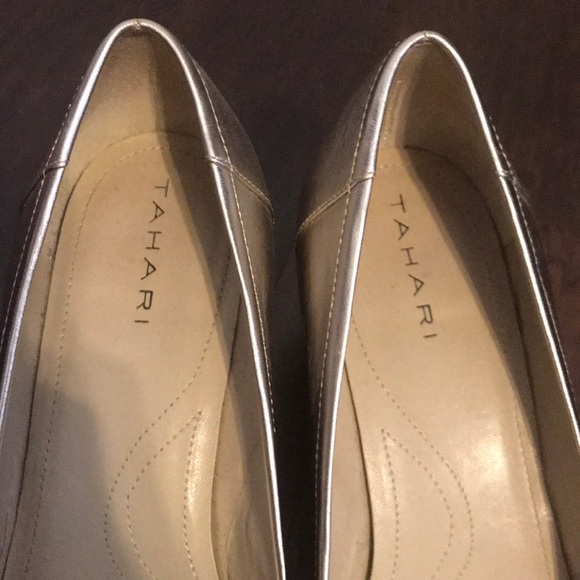 Gold Tahari wedge heel - Picture 3 of 7